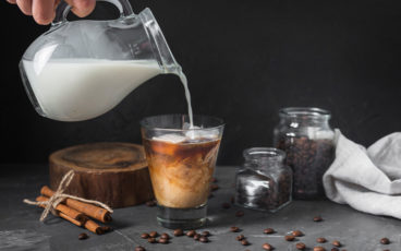 Kāds piens vislabāk iet kopā ar kafiju un kā tas ietekmē jūsu veselību